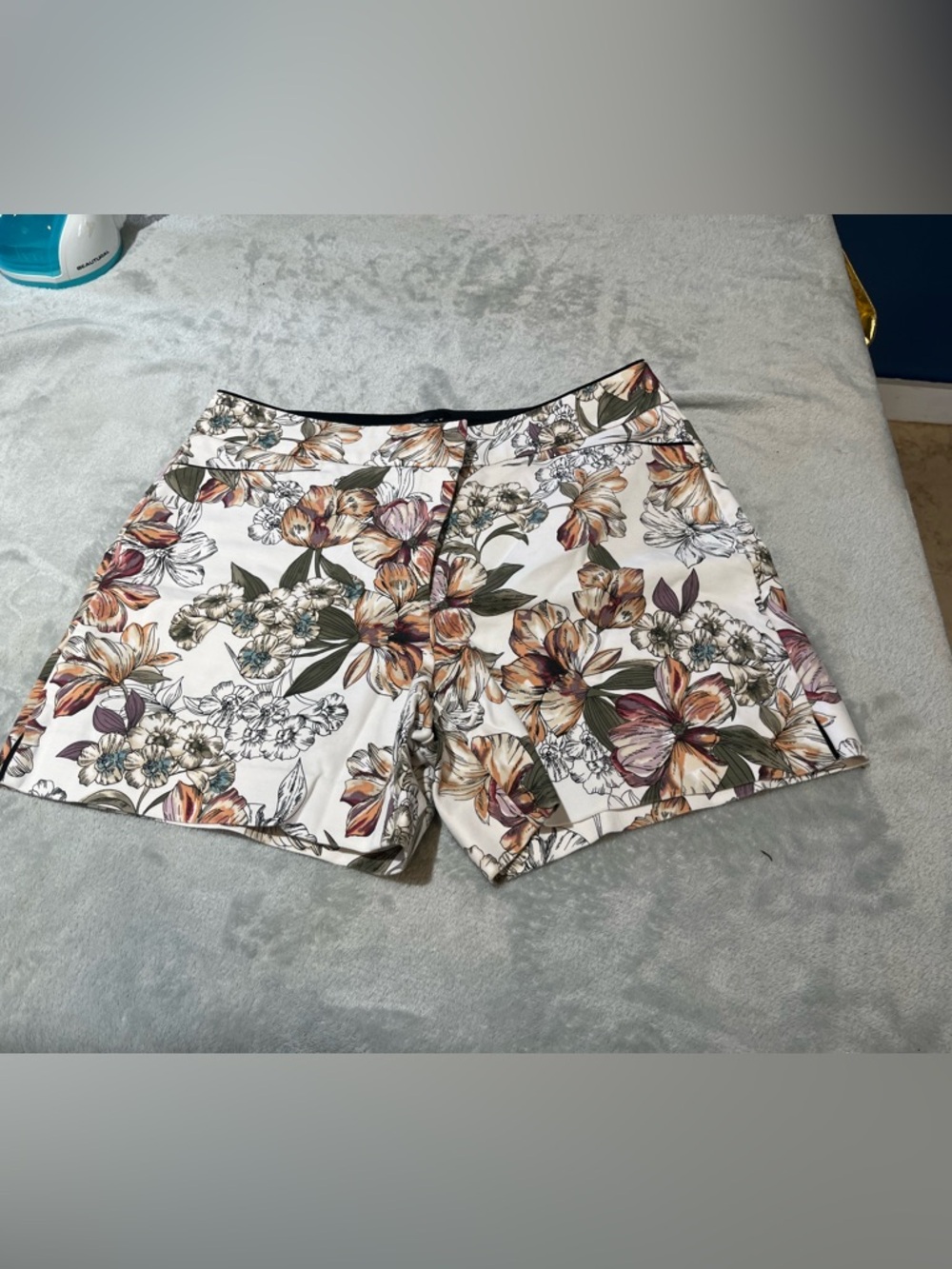 White House black market shorts.size 6 Floral Print White Women’s Shorts